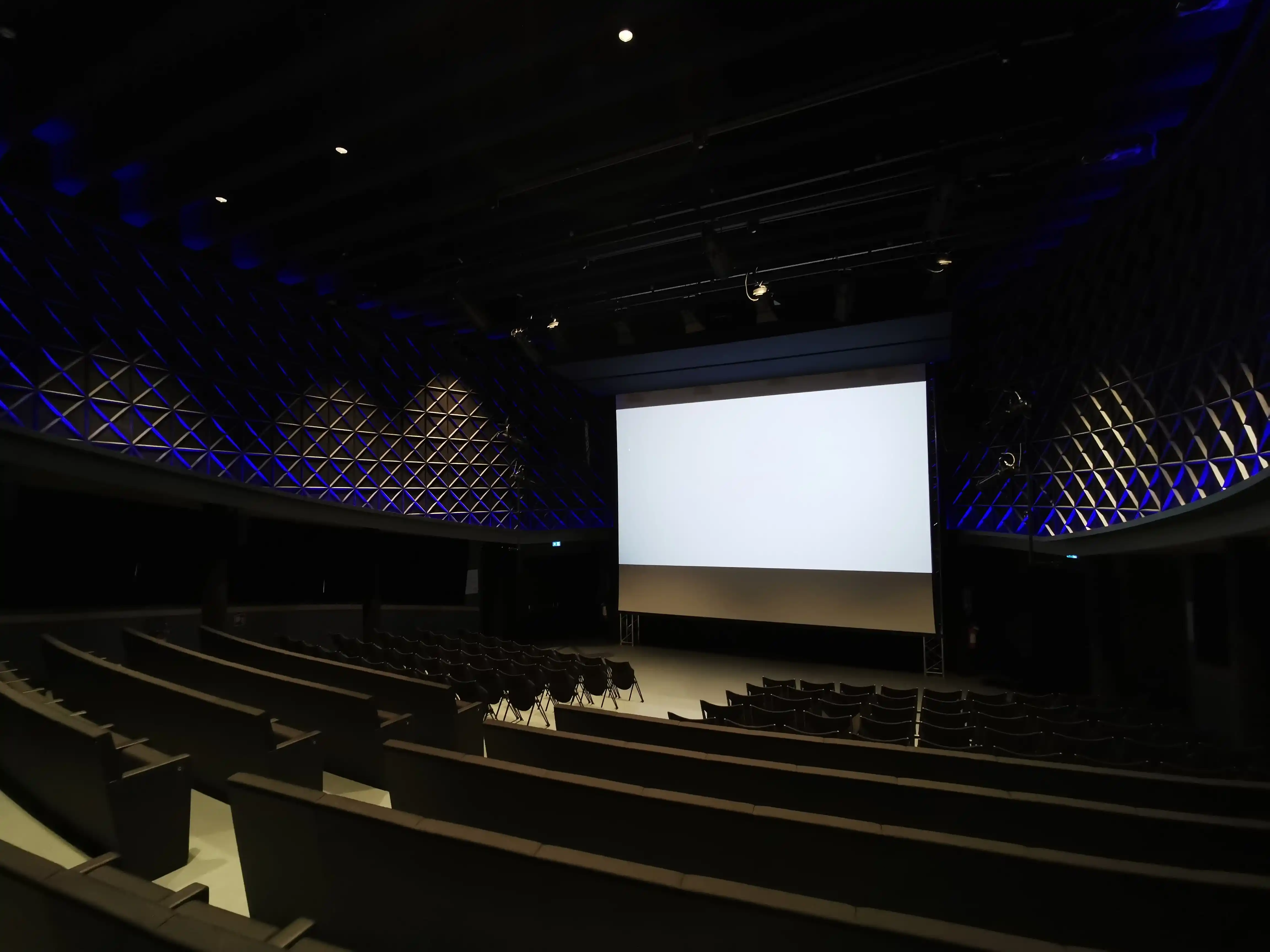 Professionelle Beleuchtungsanlage in einem Gebäude