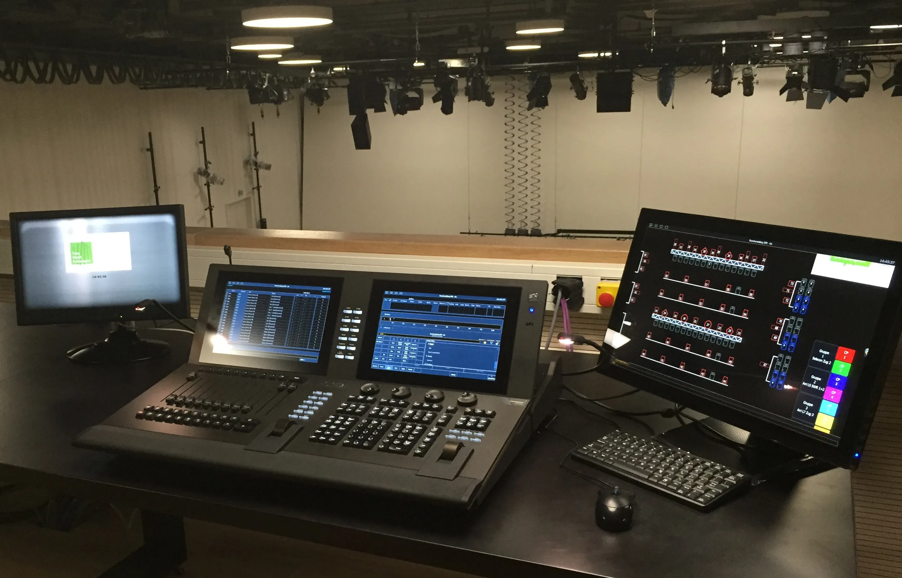 <ul><li>Abstimmung und konstruktive Zusammenarbeit mit Fachleuten anderer Bereiche</li><li>Unterbringung der Technik auf engstem Raum</li><li>Komplexes Bühnenbeleuchtungssystem mit 314 regelbaren Lichtkreisen in vier Sälen</li></ul>