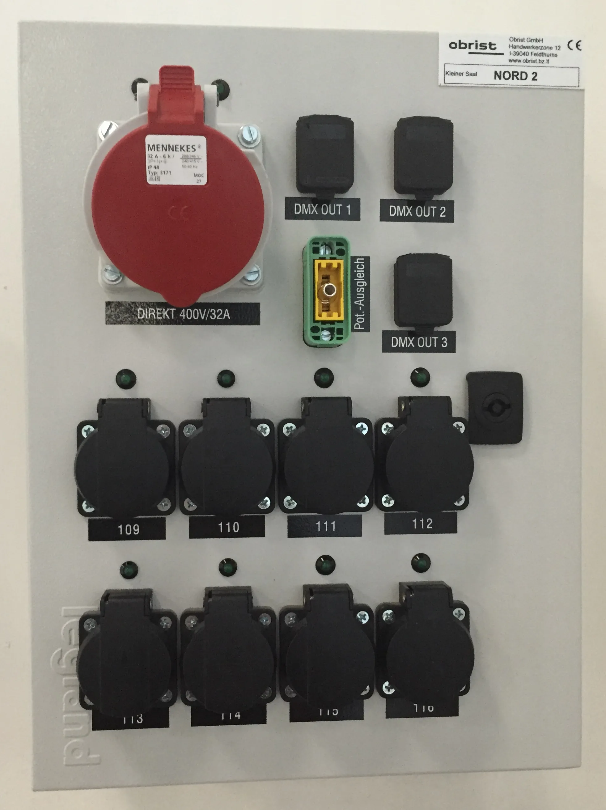 <ul><li>Vier professionelle Lichtsteuerpulte mit Havariesystem</li><li>Zusätzliche Steuerung über interaktive Bedienfelder mit Einbindung der Saallichtsteuerung, der Medien- und der Bühnentechnik</li><li>Produktion, Lieferung und Verkabelung von 62 Versatzkästen mit unterschiedlichsten Anschlüssen für die Bühnenbeleuchtung</li></ul>