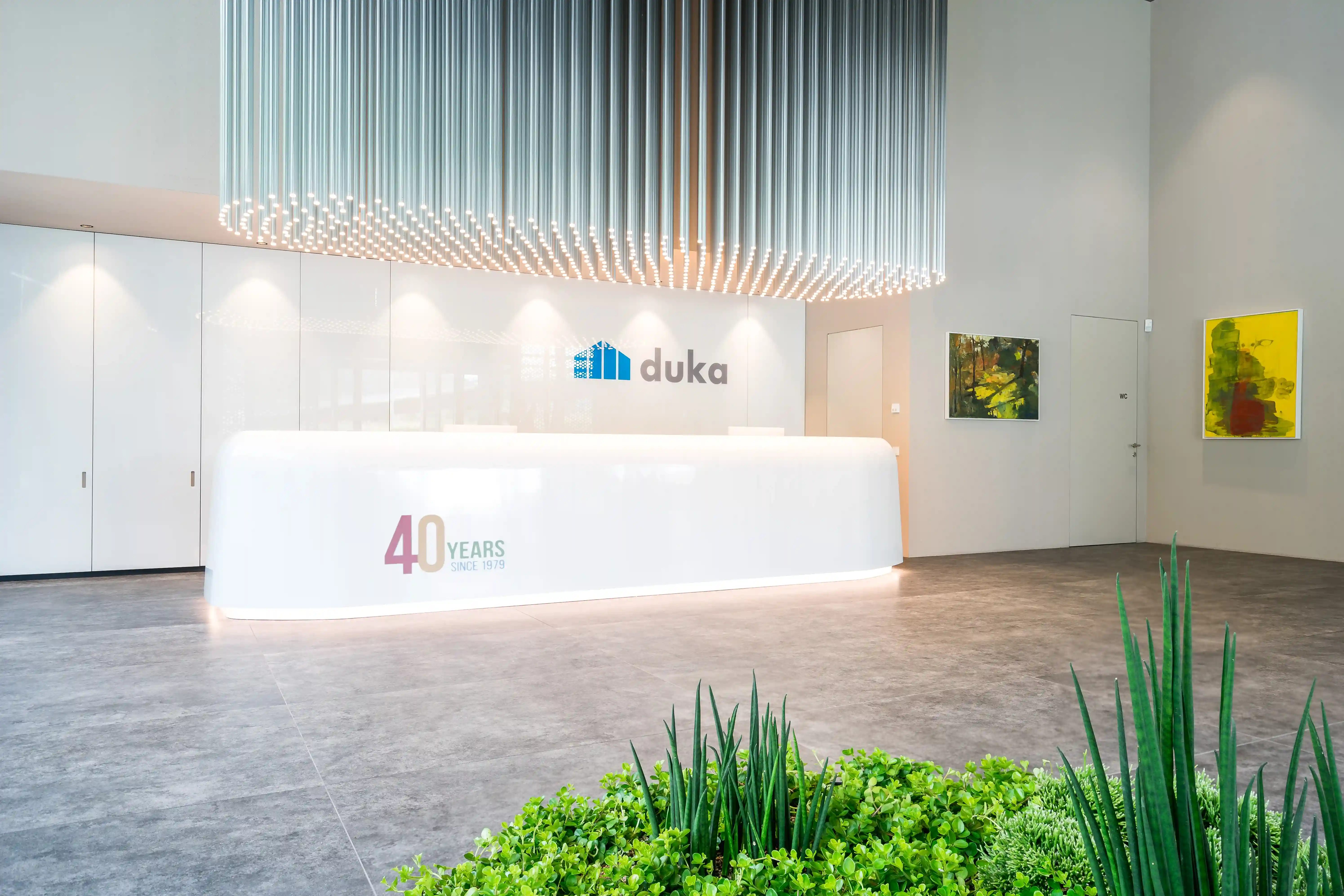 <ul><li>Strukturiertes Kupfer-Datennetz mit 10Gbit Übertragungsgeschwindigkeit</li><li>Redundante Singlemode Glasfasertechnik zur Verkabelung der periferen Rackschränke</li><li>Zutrittskontrolle mit RFID Technik sowie Fingerlesern mit FBI Standard</li><li>Kopplung der Zutrittskontrolle mit Alarmanlage und Zeiterfassung</li></ul><p><br></p>