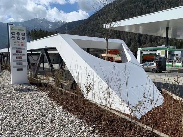 <p>An der Tankstelle <strong>Kostner</strong> waren wir für die <strong>Installation und Inbetriebnahme von Tesla-Ladesäulen</strong> verantwortlich und haben damit die Infrastruktur für Elektromobilität erweitert.</p>