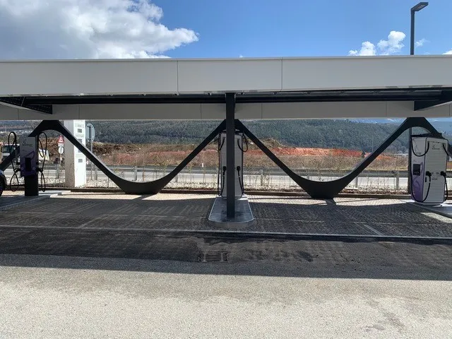 <p>Das Projekt leistet einen Beitrag zu einer <strong>zukunftsorientierten und nachhaltigen Mobilität</strong> und bietet <strong>zuverlässige Lade­möglichkeiten</strong> für Tesla-Fahrzeuge.</p>