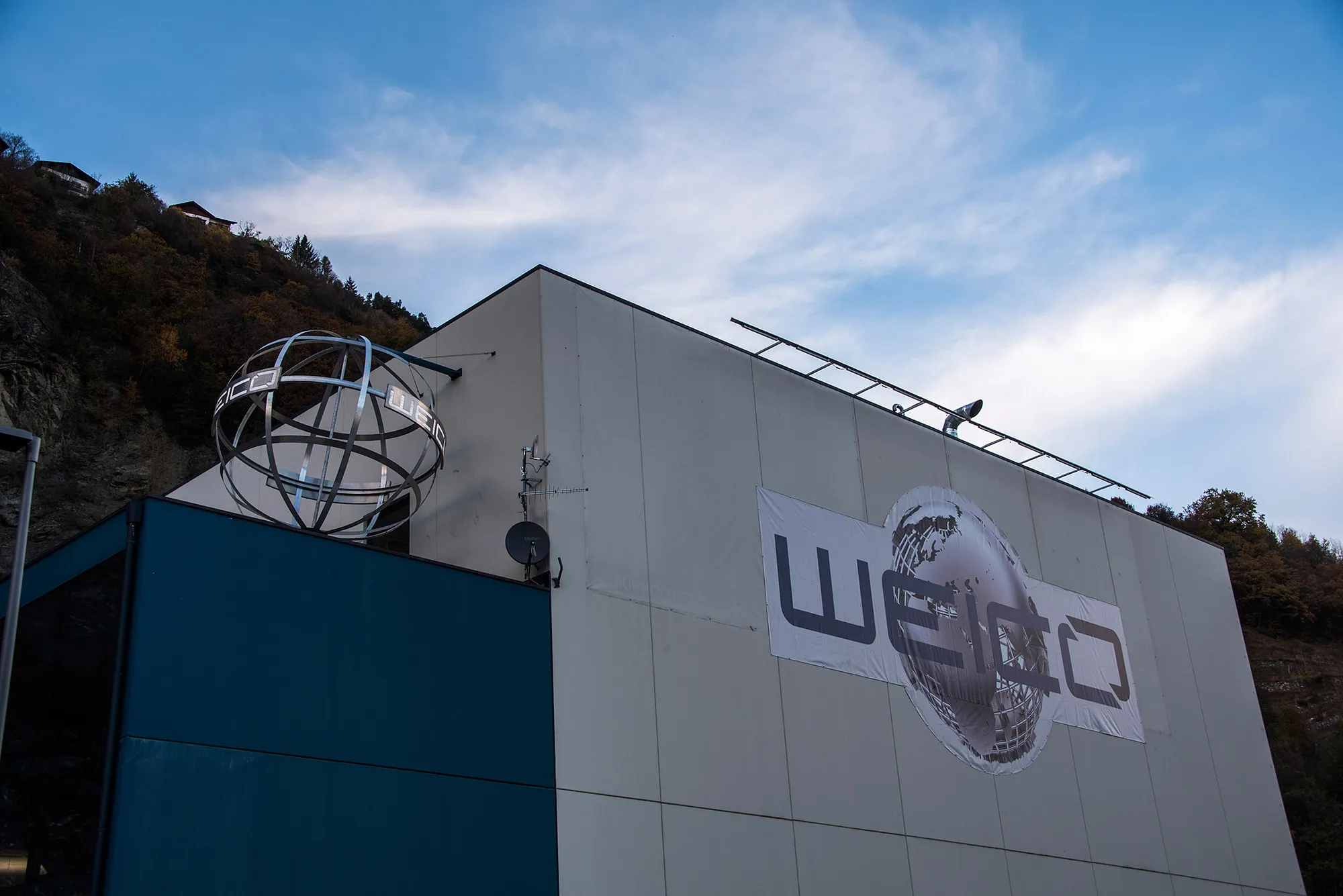 <p>Für den Neubau der Halle und des Firmensitzes der WEICO realisierten wir die kompletten Elektroinstallationen aus einer Hand. Das Projekt umfasste die Planung und Umsetzung moderner Beleuchtungssysteme inklusive Notbeleuchtung, eine zuverlässige Zutrittskontrolle sowie eine leistungsfähige Alarmanlage.</p>