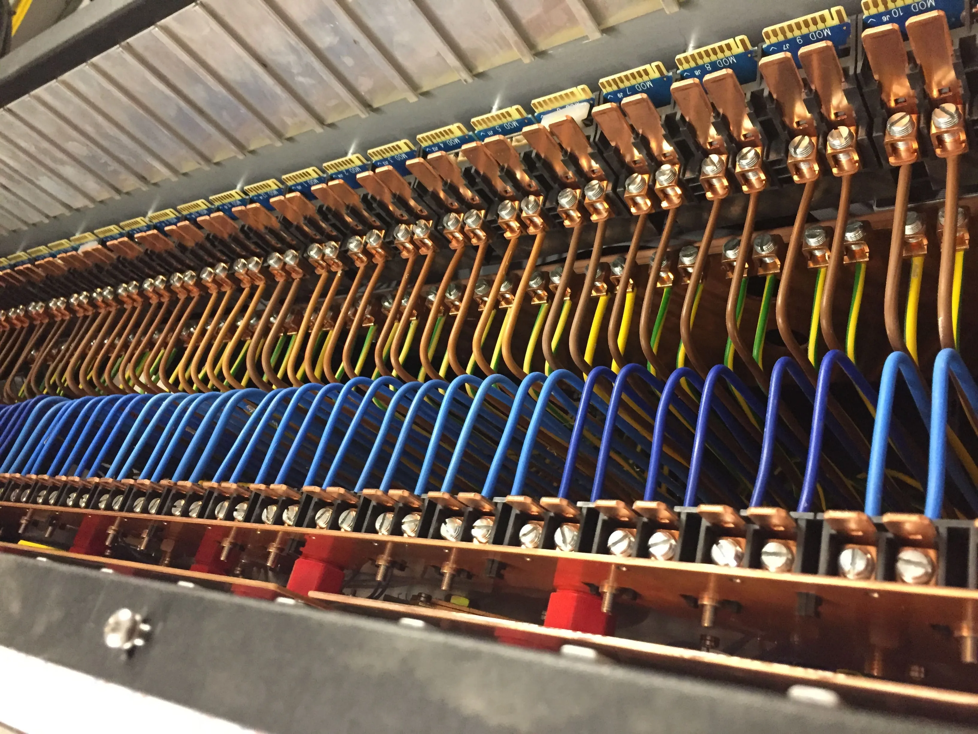 <p>Unser Auftrag bestand in der gesamten Erneuerung der Infrastrukturen der Bühnenbeleuchtung. Sämtliche Kabelleitungen und Elektro-Verteiler wurden ausgetauscht, neue Medienkästen im ganzen Haus montiert und ein neues, zukunftsorientiertes Beleuchtungsnetzwerk errichtet.</p><p><br></p><p>Zudem wurden neue Steuerkonsolen installiert und eingerichtet, und die Steuerung der Architekturbeleuchtung über DMX realisiert.</p><p><br></p><p>Die größten Herausforderungen am Projekt waren der straffe Terminplan und die notwendige Koordination und Kooperation mit den anderen Gewerken. Am Projekt Volkstheater waren bis zu 18 Mitarbeiter zeitgleich beschäftigt.</p><p><br></p><p>Die Mitarbeit bei diesem Prestigeprojekt ermöglichte uns einen detaillierten Blick hinter die Kulissen dieser professionellen und traditionsreichen Spielstätte zu werfen und unser Netzwerk zu anderen Unternehmen aus der Bühnen- und Theaterwelt zu erweitern.</p><p><br></p><p>Foto © Franz Ebner</p>