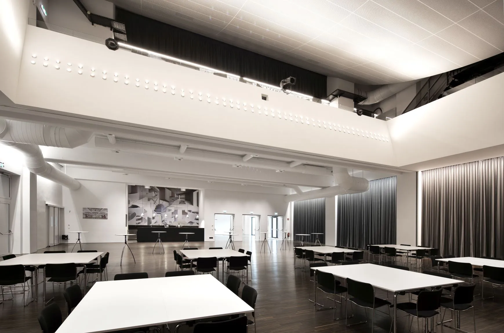 <p>Der Spannrahmen Hard will ein Ort der Begegnung für alle sein. Er ist das Zentrum des rund 24.000 m² großen Quartiers In der Wirke. Die einstige Fabrikshalle soll erfüllt sein mit gesellschaftlichem Leben, mit Kunst, Kultur und Wirtschaft – für Private, Vereine, Veranstalter und Firmen gleichermaßen. Die behutsame Planung ermöglicht ein gelungenes Miteinander zwischen dem alten Industriecharme der einstigen Wirkerei und den Anforderungen an modernste Technik. Es entstand ein außergewöhnliches Ambiente und eine brillante Akustik, die Kunden und Gäste begeistert.</p>
