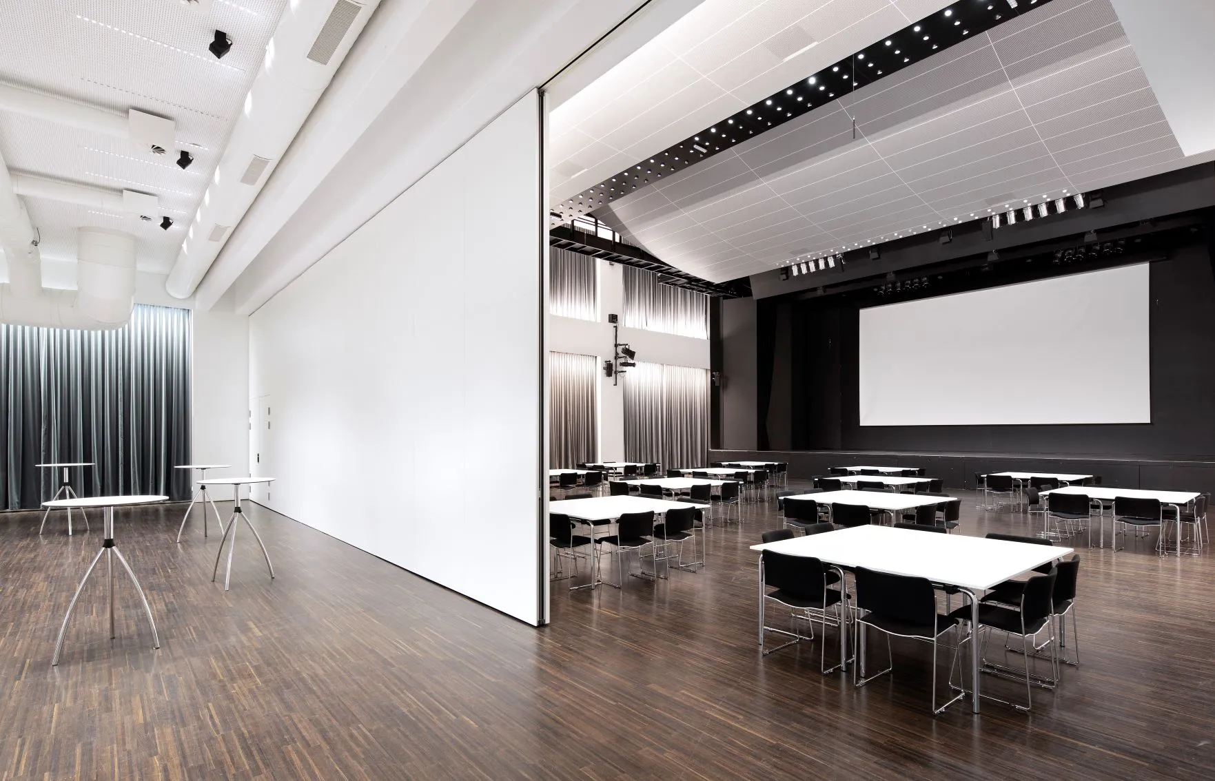 <p><strong>Arbeiten für "Spannrahmen":</strong></p><ul><li>Verlegung der Kabeltrassen auf engstem Raum mit strikter Trennung zu der audiovisuellen Anlage</li><li>Bühnenbeleuchtungssystem mit 72 regelbaren Kreisen und einem professionellen Lichtsteuerpult</li><li>Lieferung und Verkabelung von 17 Versatzkästen mit unterschiedlichsten Anschlüssen für die Bühnenbeleuchtung</li><li>Lieferung sämtlicher Bühnenscheinwerfer und Montage von Blaulichtstrahlern für die Umgangsbeleuchtung</li></ul><p><br></p>
