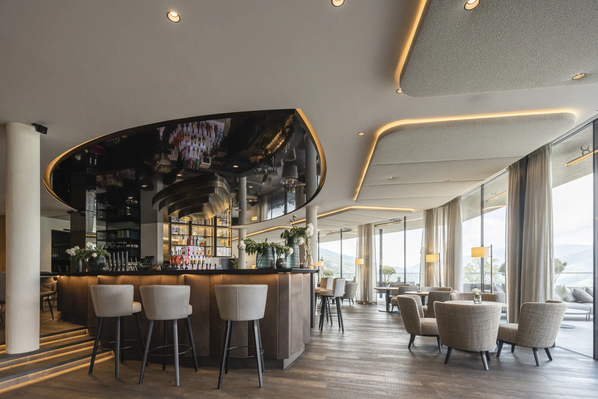 <p><strong>Elettrotecnica integrata per l’Hotel Santre</strong></p><p><br></p><p><strong>Sant’Andrea, Alto Adige</strong></p><p><br></p><p>Per l’Hotel Santre a Sant’Andrea, OBRIST ha realizzato un’ampia gamma di impianti elettrotecnici. Dall’alimentazione elettrica all’illuminazione e ai sistemi di sicurezza, fino alle soluzioni di comunicazione e di rete, numerosi sistemi tecnologici sono stati realizzati da un unico interlocutore.</p><p><br></p><p>Particolare attenzione è stata dedicata all’integrazione tra funzionalità, sicurezza ed efficienza energetica. Oltre all’impianto di distribuzione elettrica e alle cabine di trasformazione, OBRIST ha realizzato, tra l’altro, gli impianti di illuminazione e di illuminazione di emergenza, l’impianto di rivelazione incendi e il cablaggio strutturato dell’edificio.</p><p><br></p><p>L’infrastruttura tecnica è stata completata da un impianto fotovoltaico, un impianto di riscaldamento elettrico e moderne soluzioni di comunicazione, tra cui impianti citofonici e videocitofonici e l’impianto d’antenna.</p><p><br></p><p>L’integrazione dei diversi sistemi ha permesso di creare un’infrastruttura elettrotecnica efficiente e affidabile, in grado di soddisfare le elevate esigenze di una moderna struttura alberghiera.</p>