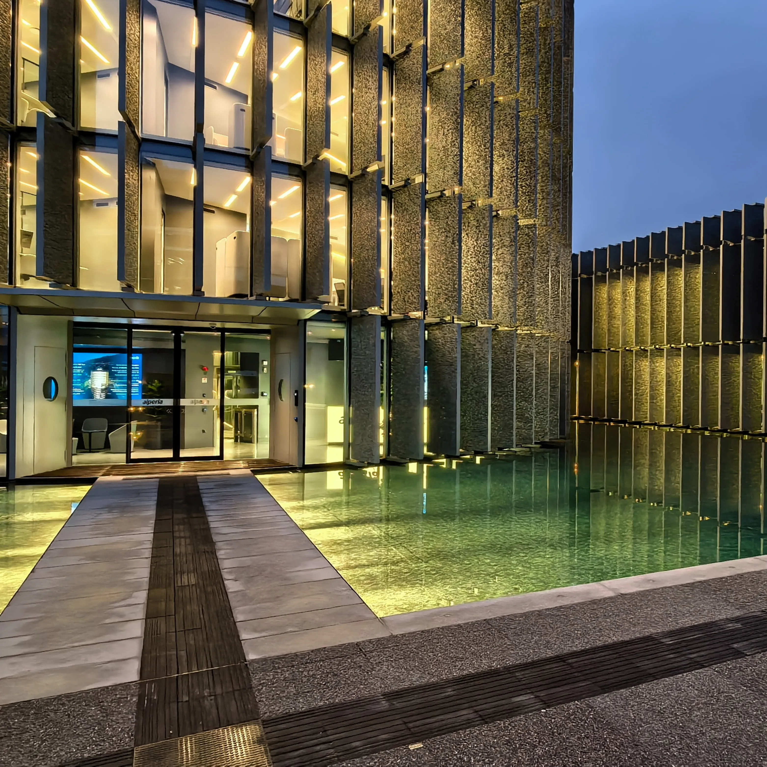 <p><strong>Elettrotecnica all’avanguardia per l’Headquarter Alperia</strong></p><p><br></p><p>A partire dall’estate 2023, OBRIST è stata responsabile di importanti settori dell’impiantistica elettrica del nuovo Headquarter Alperia Group a Merano.</p><p><br></p><p>Tra gli interventi realizzati figurano l’installazione di 100 colonnine di ricarica elettrica e moderne soluzioni per l’illuminazione e la rete. Al centro del progetto: un’infrastruttura tecnica affidabile, sostenibilità e soluzioni orientate al futuro.</p><p><br></p><p>Con la sua architettura moderna e il suo orientamento alla sostenibilità, il nuovo complesso di uffici offre un ambiente di lavoro contemporaneo. Grazie alla sua esperienza nel settore elettrotecnico, OBRIST ha contribuito con successo alla realizzazione del progetto.</p>