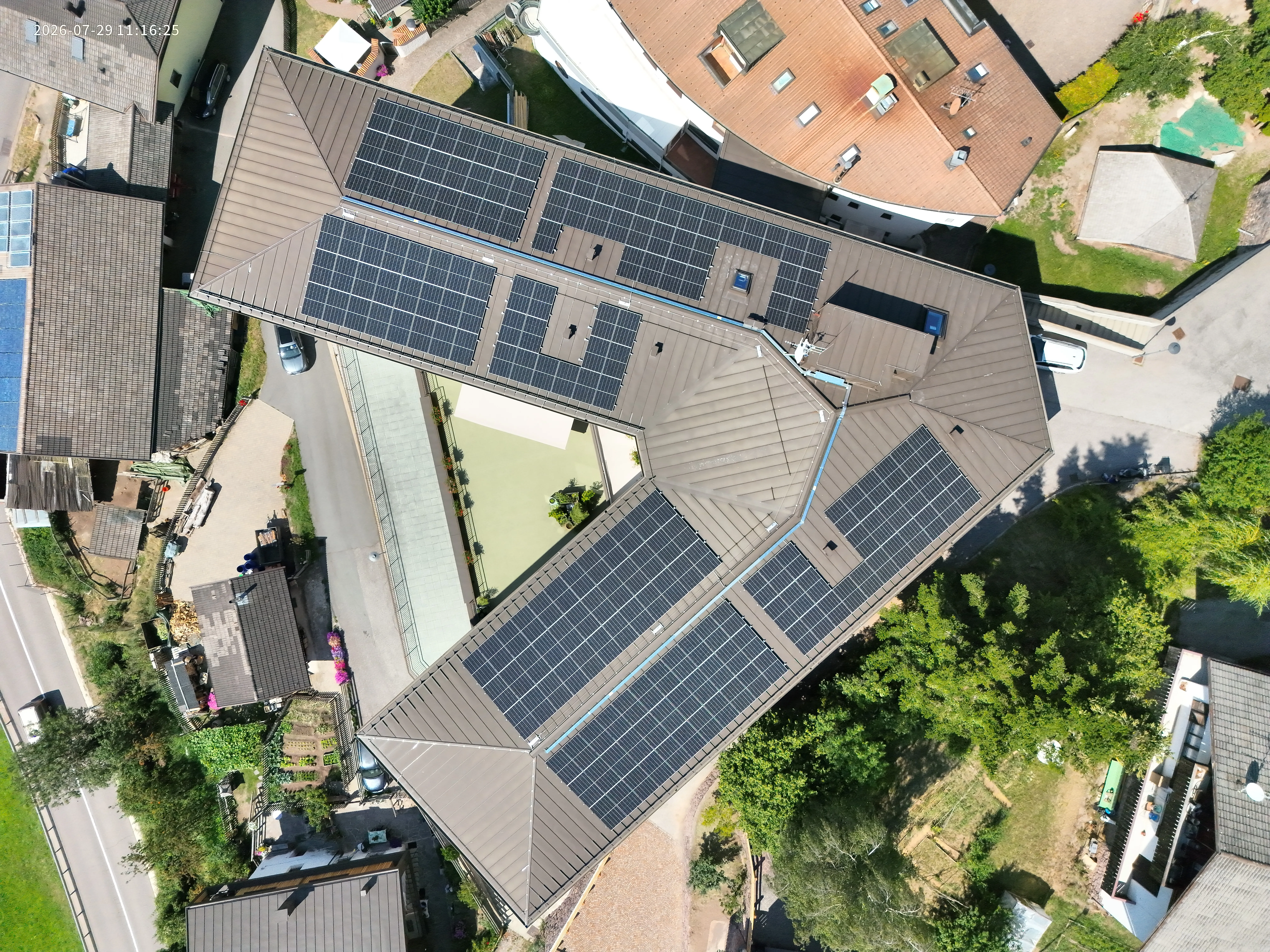 <p><strong>Realizzazione di un impianto fotovoltaico sulle superfici del tetto</strong></p><p><br></p><p>Per il <strong>Centro Assistenza Tschögglberg – Azienda Pubblica di Servizi alla Persona (A.P.S.P.)</strong> di Meltina, OBRIST ha realizzato un impianto fotovoltaico sulle superfici del tetto della struttura.</p><p>L’impianto consente di produrre direttamente in loco, da fonti rinnovabili, una parte dell’energia elettrica necessaria. Le superfici disponibili del tetto sono state utilizzate in modo mirato per l’installazione dei moduli fotovoltaici.</p><p>Con il nuovo impianto fotovoltaico, l’Assistenza Anziani Monzoccolo punta su un approvvigionamento energetico sostenibile e orientato al futuro. OBRIST ha seguito la realizzazione del progetto dalla preparazione e dal montaggio fino al completamento dell’impianto.</p><p><br></p>