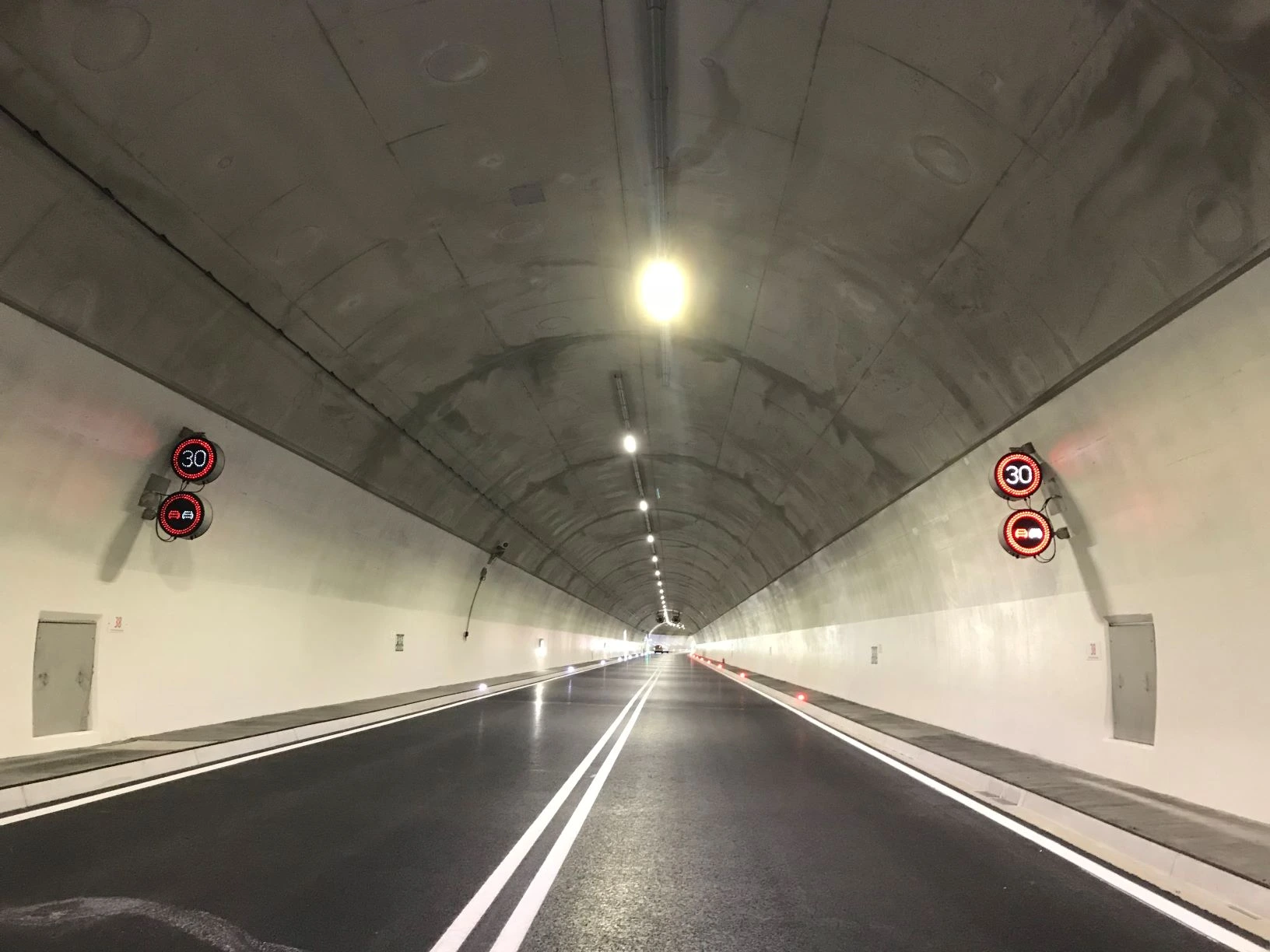 Beleuchtung eines Tunnels und öffentlicher Verkehrswege